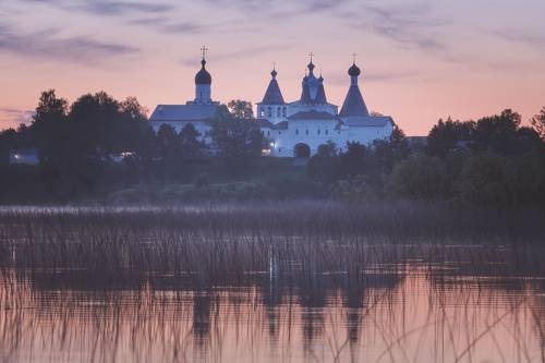 Розовый рассвет в Ферапонтово.