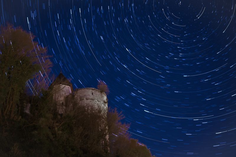 circumpolaire; stars; night; long exposure; castle normandy Circumpolaire at Tancarville castle фото превью
