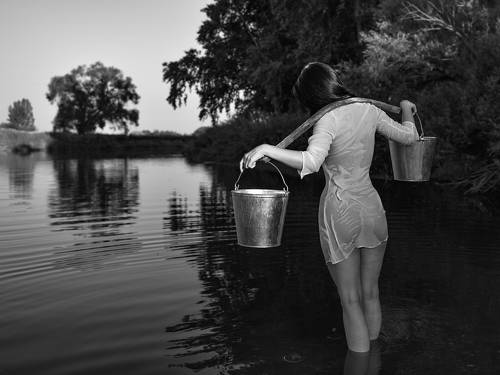 За водой.