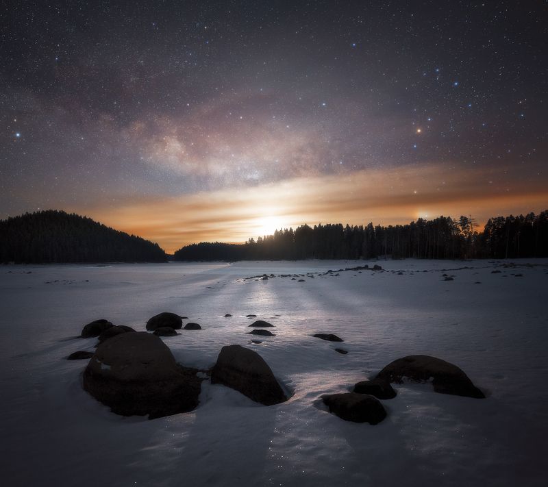 Moonrise and Milky Way core фото превью