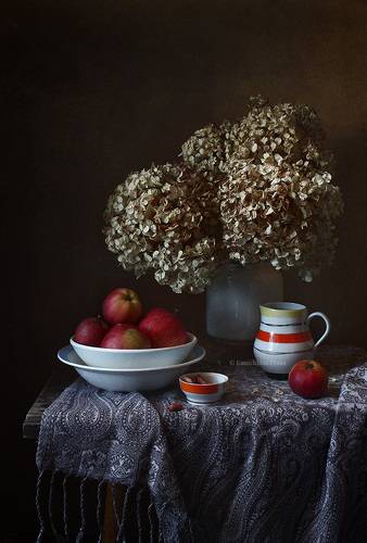 с красными яблоками