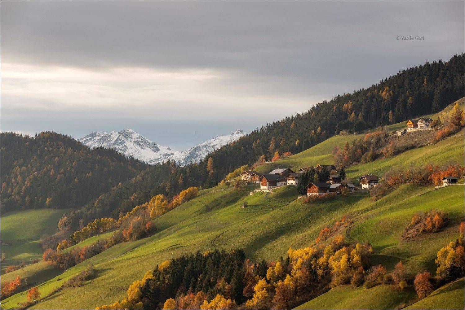 доломитовые альпы,santa maddalena,деревня,val di funes,осень,odle,италия,alps,ranui,san giovanni,церквушка,hills, Василий Гори