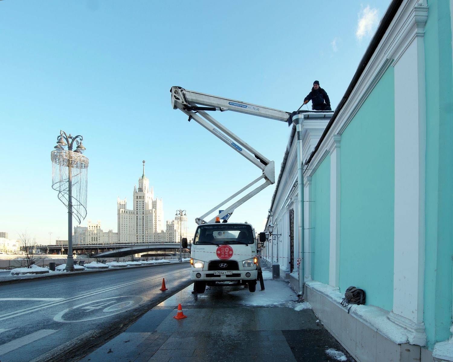 автовышка, подъёмник, зигзаг, высотка, Москва, набережная, фонарь, высотные работы, Дмитрий Ткаченко