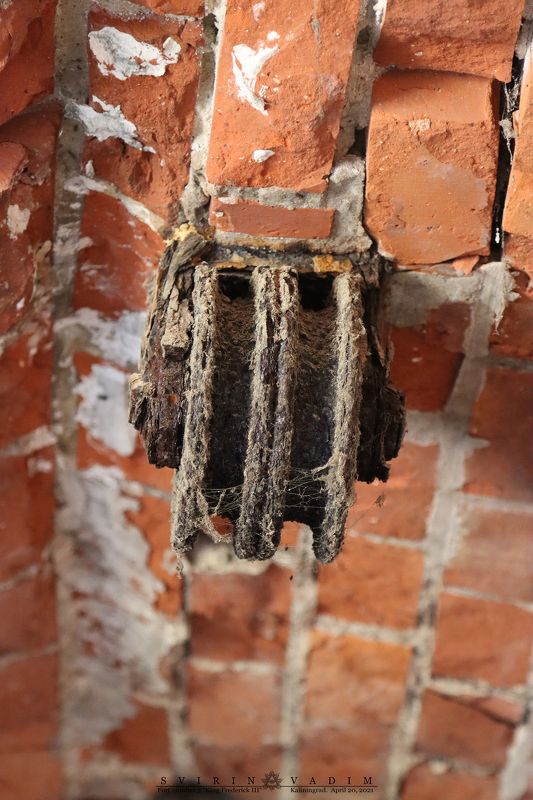 трос ролик, форт, калининград, германия, деталь, металл, восточная пруссия,кирпич, 2021, укрепление,kabelrolle, fort, kaliningrad, deutschland, detail, metall, ostpreußen, ziegel, 2021, verstärkung «Трос ролик» фото превью