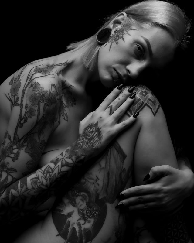 nude, naked, art, female, tattooed, beautiful, sensual, hot, sexy, black and white, studio Wondering фото превью