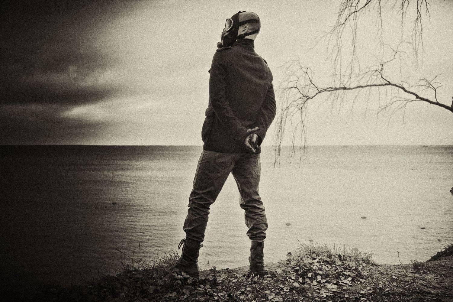 человек, обрыв, вода, дерево, противогаз, тьма, Vladimir Kedrov