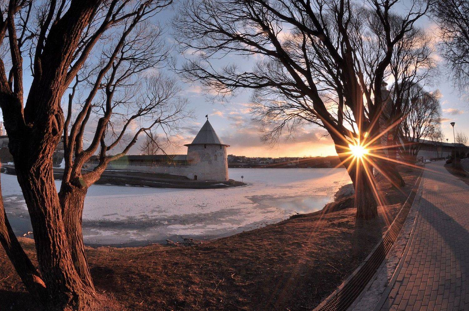 пейзаж, весна,вечер, город,псков,башня, река, солнце, лёд, архитектура,город, Юрий Яковлев