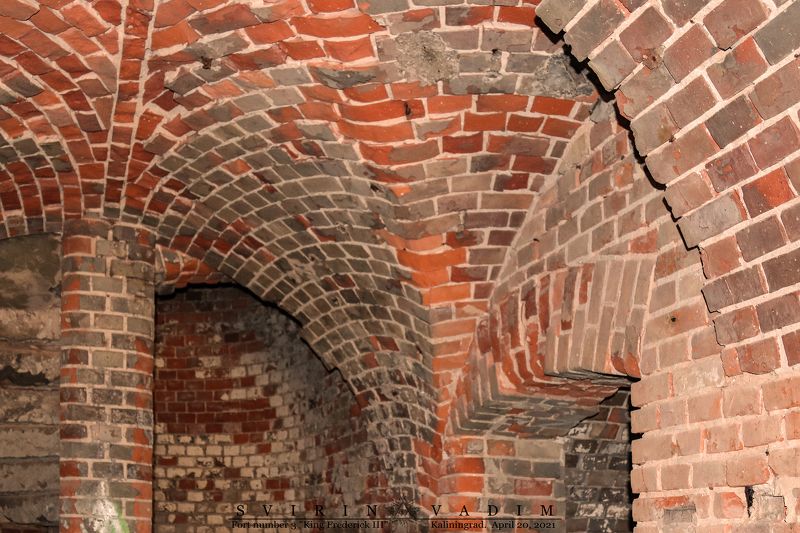 кирпич, арка, форт, Фридрих III, Калининград, Россия, крепость, 2021год, Пруссия, Германия, подвал,Backstein, Bogen, Festung, Friedrich III., Kaliningrad, Russland, Festung, 2021, Preußen, Deutschland, Keller  «Кирпичный переплёт» фото превью