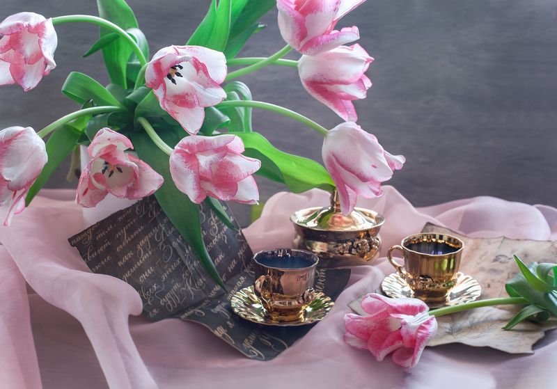 С чайным сервизом фото превью