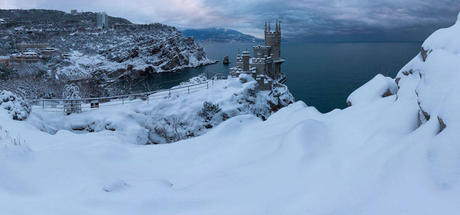зима в ялте, зима в крыму, ялта, крым, ласточкино гнездо, снег в ялте, ласточкино гнездо в снегу, циклон, снегопад в ялте, замок ласточкино гнездо, черное море, мыс ай-тодор, ай-тодор, мисхор, гаспра, ялтинский залив, Serge Titov