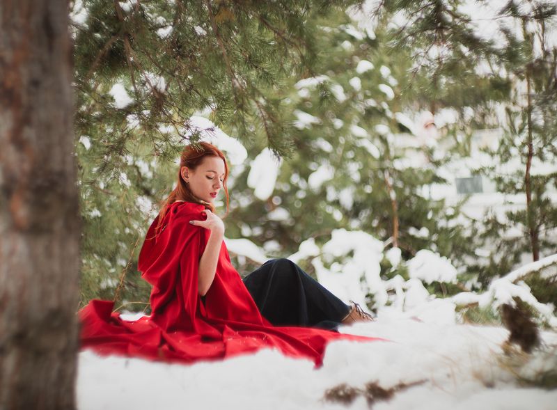 Портрет, постановочная, сказочная фотосессия, зима, красная шапочка, фэнтези, лес, гелиос Красная шапочка фото превью