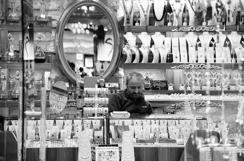 Стамбул. 2021. Продавец ювелирных изделий фото превью