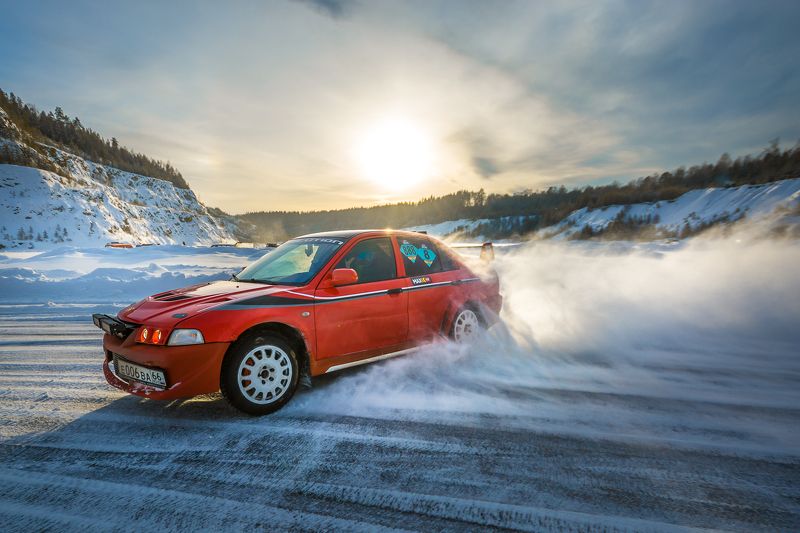 зима авто автоспорт скорость снег спорт В снежном вираже фото превью