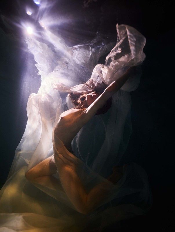 подводное фото, девушка, красота, облака,  cloudy night фото превью