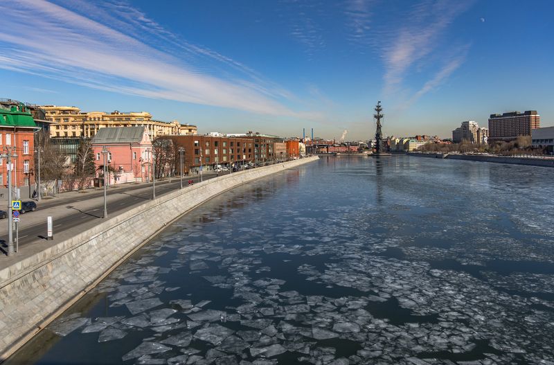 Вид с Крымского моста на Москву-реку, март 2022 г. фото превью