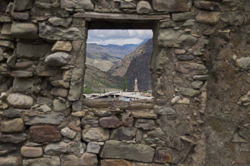 кавказ, дагестан, гуниб, корода, дом, окно, руины, село, архитектура, история, мечеть, минарет, башня, крыши, горы, небо, камни, кирпич, стена, путешествие Вид из окна  фото превью