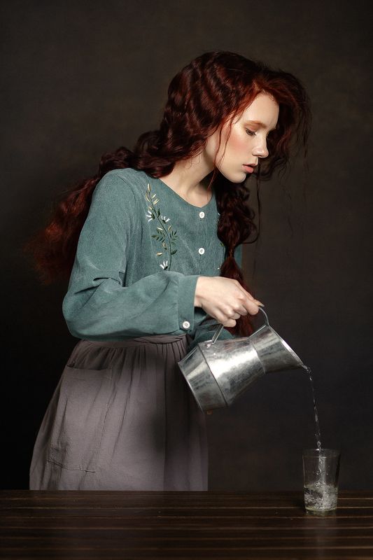 Девушка с кувшином фото превью