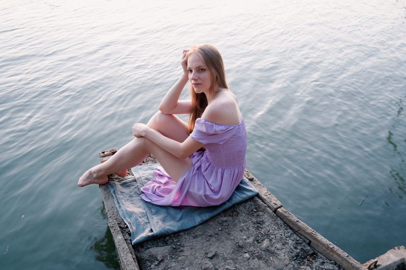 У реки фото превью