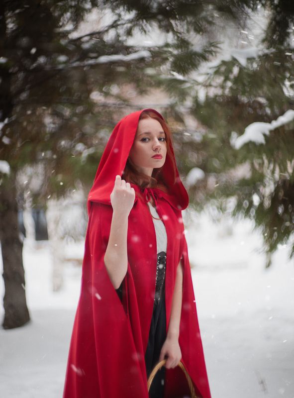 Портрет, постановочная, сказочная фотосессия, зима, красная шапочка, фэнтези, лес, гелиос Красная шапочка фото превью
