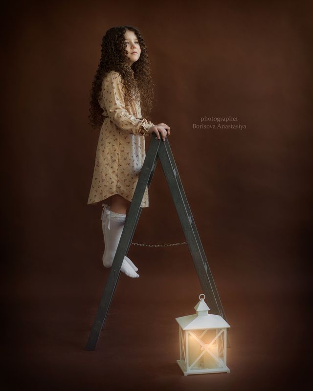 ребенок фонарик художественная фотография художественное фотохудожник арт art лестница ретро винтаж  фото превью