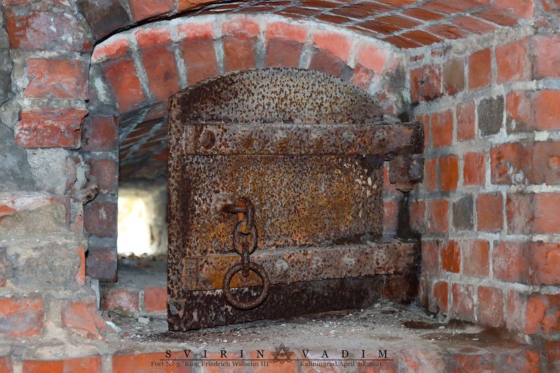 Фридрих-Вильгельм III, бойница, броня, форт, Россия, Калининград, окошко, крепость, 2021 год, кирпич,Friedrich Wilhelm III, loophole, armor, fort, Russia, Kaliningrad, window, fortress, 2021, brick  «Бронированная бойница» фото превью