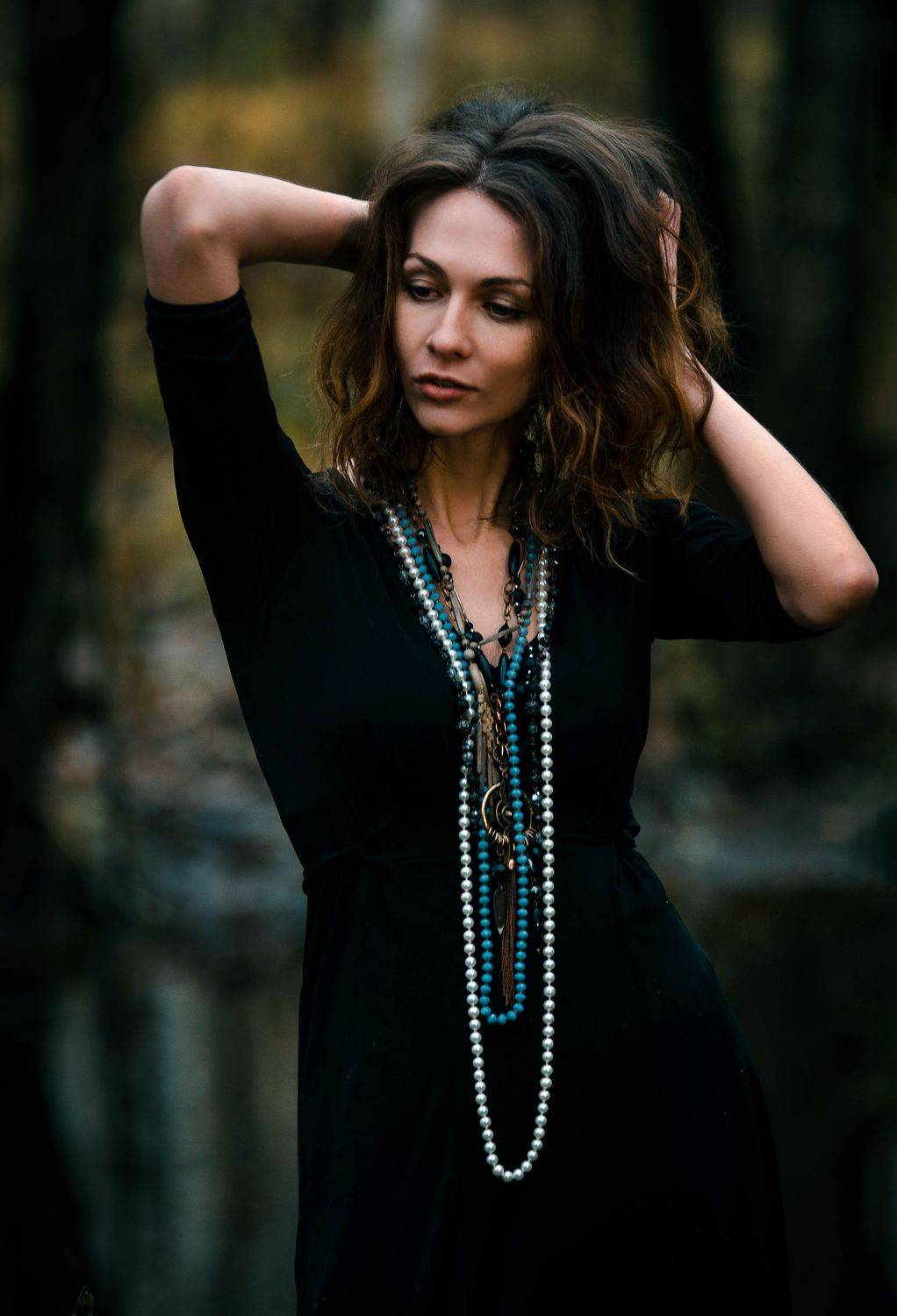 осень, девушка в черном, бусы, прическа, Аверина Елена