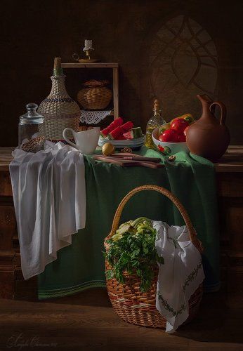 С арбузом и корзиной с овощами