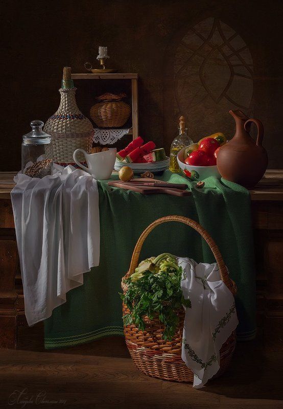 С арбузом и корзиной с овощами фото превью