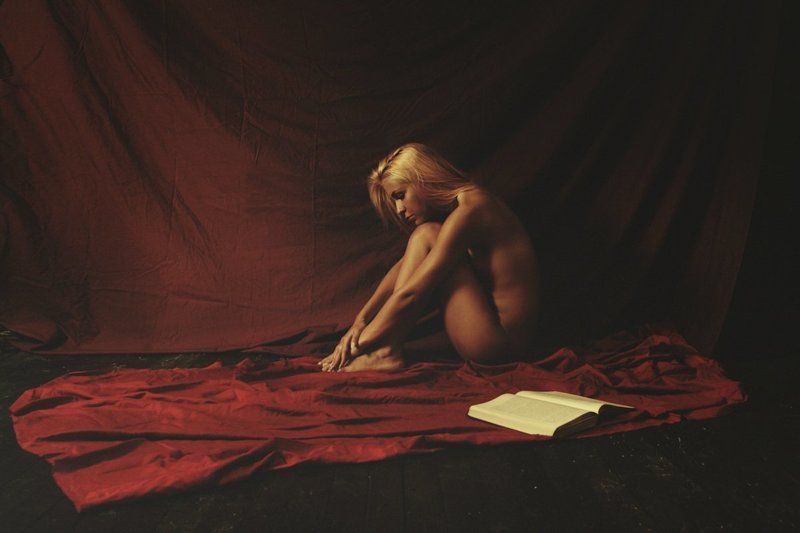 Woman with book III фото превью