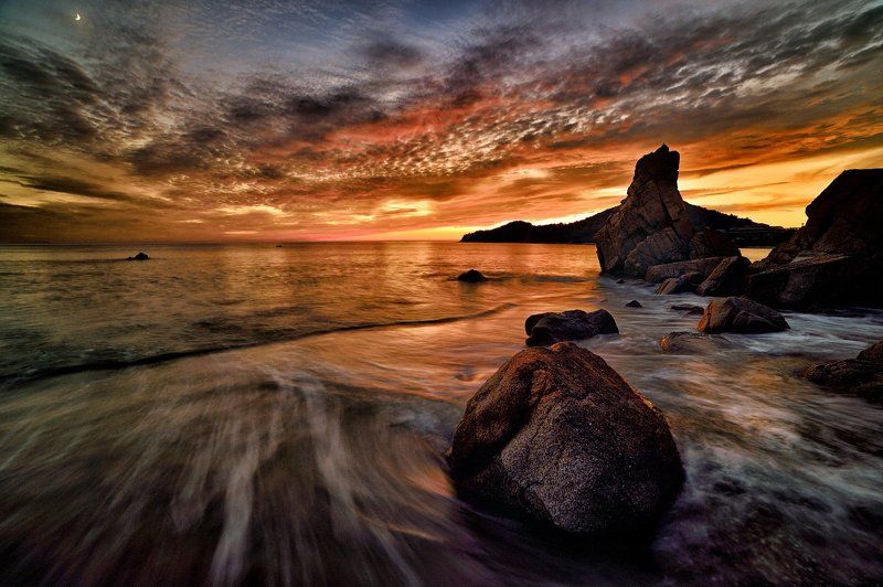 Flowing water and light фото превью