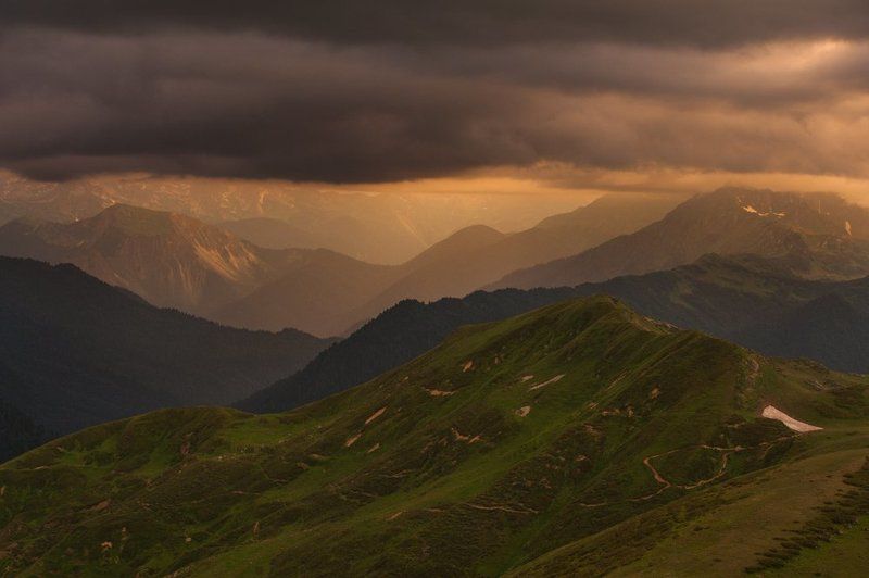 Закат в горах фото превью