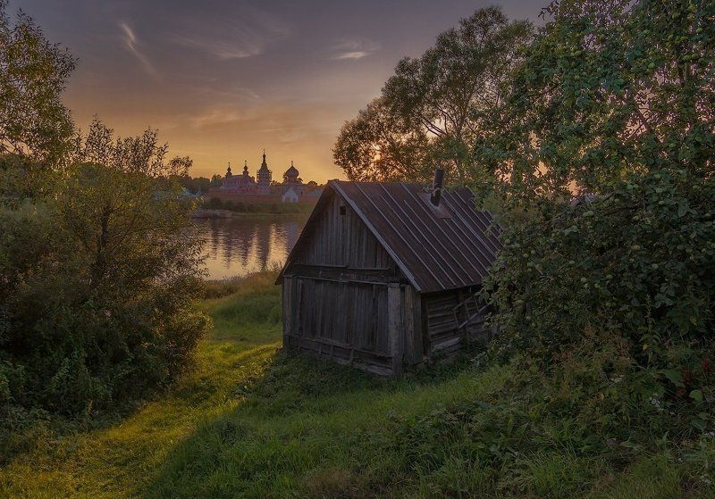 Вид на Никольский мужской монастырь и реку фото превью