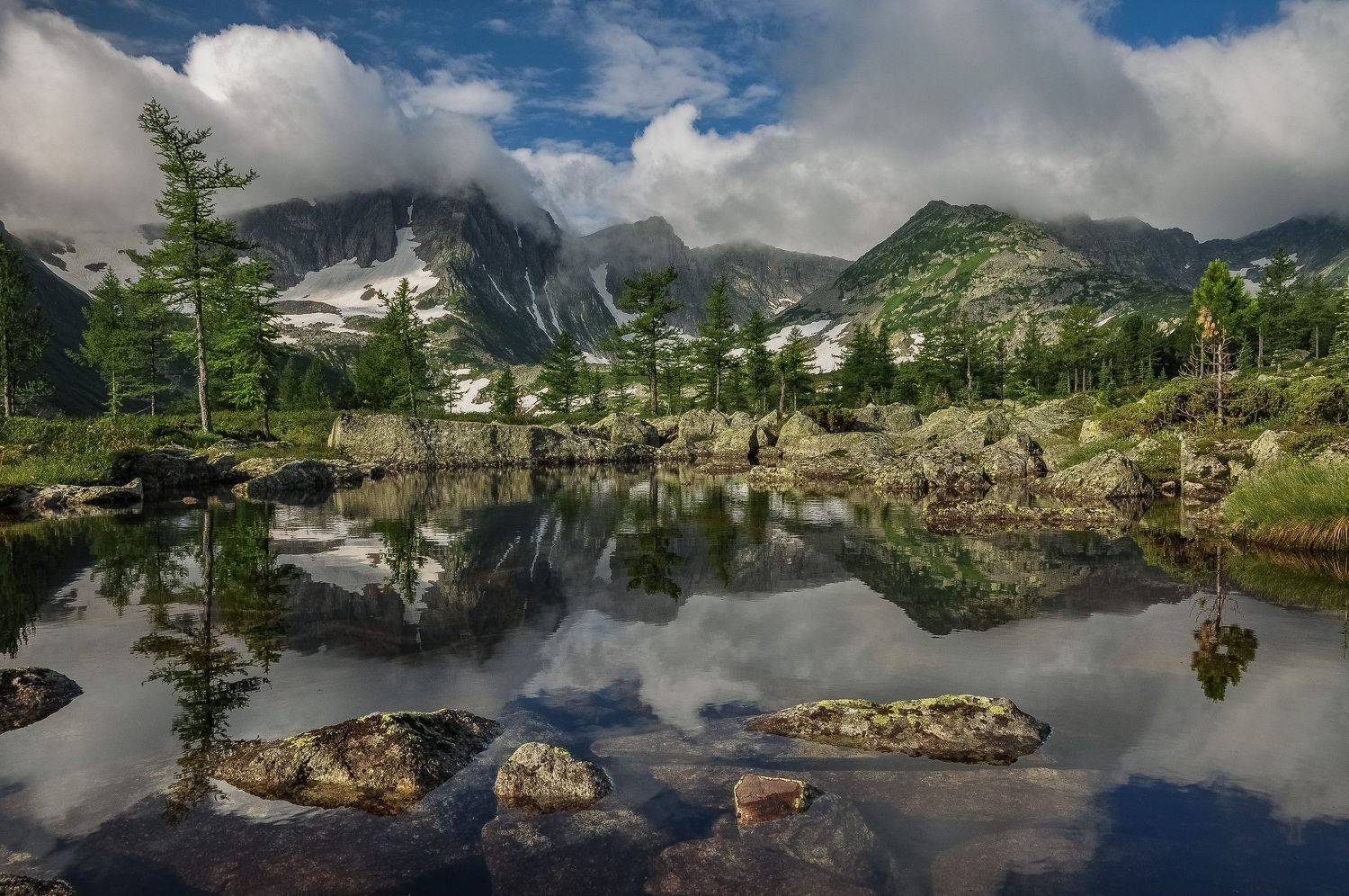 россия, хакасия, кузнецкий алатау, лето, утро, озеро, отражение, горы, камни, ели, Холзаков Вячеслав