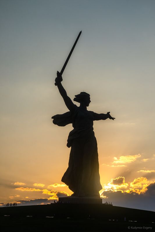 Скульптура «Родина-мать зовёт!» фото превью