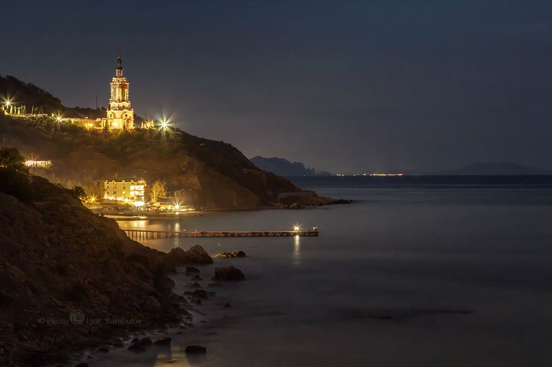 чёрное море, храм-маяк, храм, уступ,  скалы, скалистый берег, рифы, путешествия, путешествие на автомобиле, причал, природа, прибой, пляж, пейзаж, ночной пейзаж, музей, малореченское,  крым, достопримечательности крыма, дикий отдых, горы, береговая линия, Ночь на побережье села Малореченское фото превью