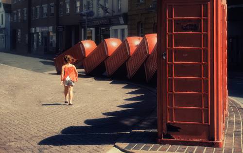 Девочка, которая гуляет сама по себе...