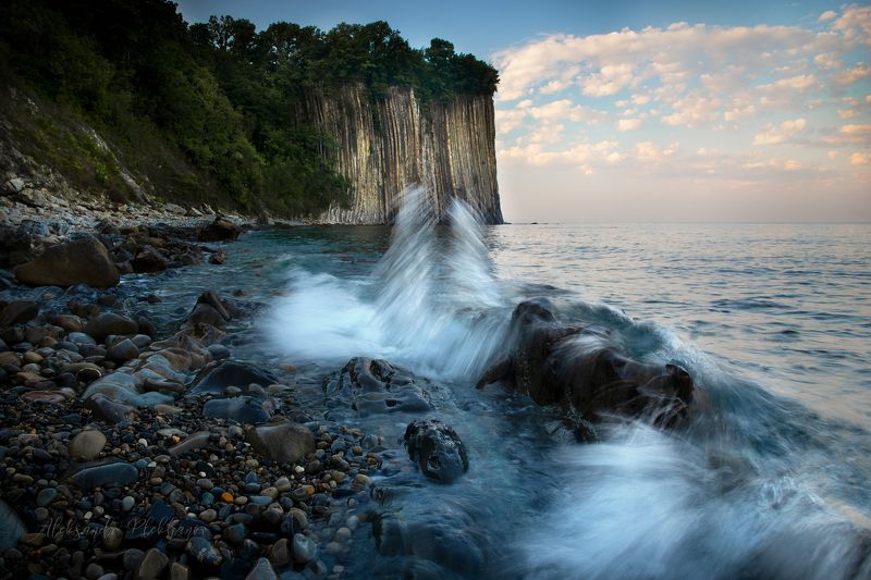 Брызги волн у скалы Киселёва ранним утром фото превью