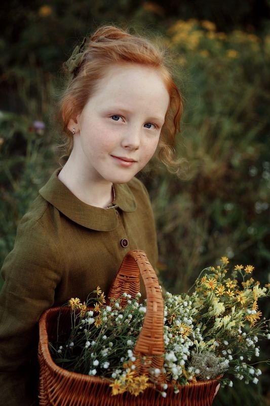 рыжая девочка полевые цветы корзина летний вечер Летний вечер фото превью