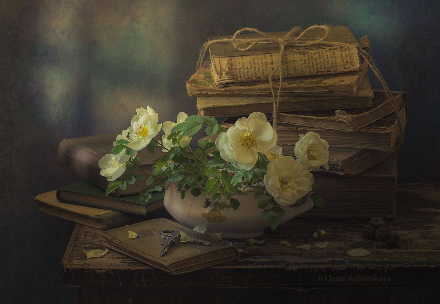 белый шиповник, натюрморт, книги, Елена Рубинская