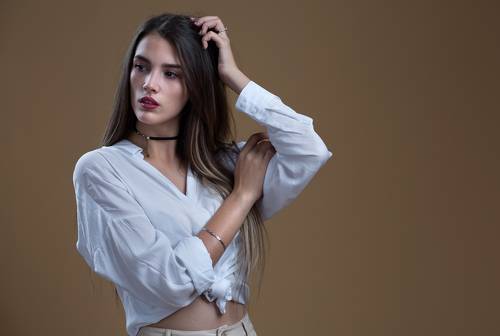 В белой рубашке на бежевом фоне...