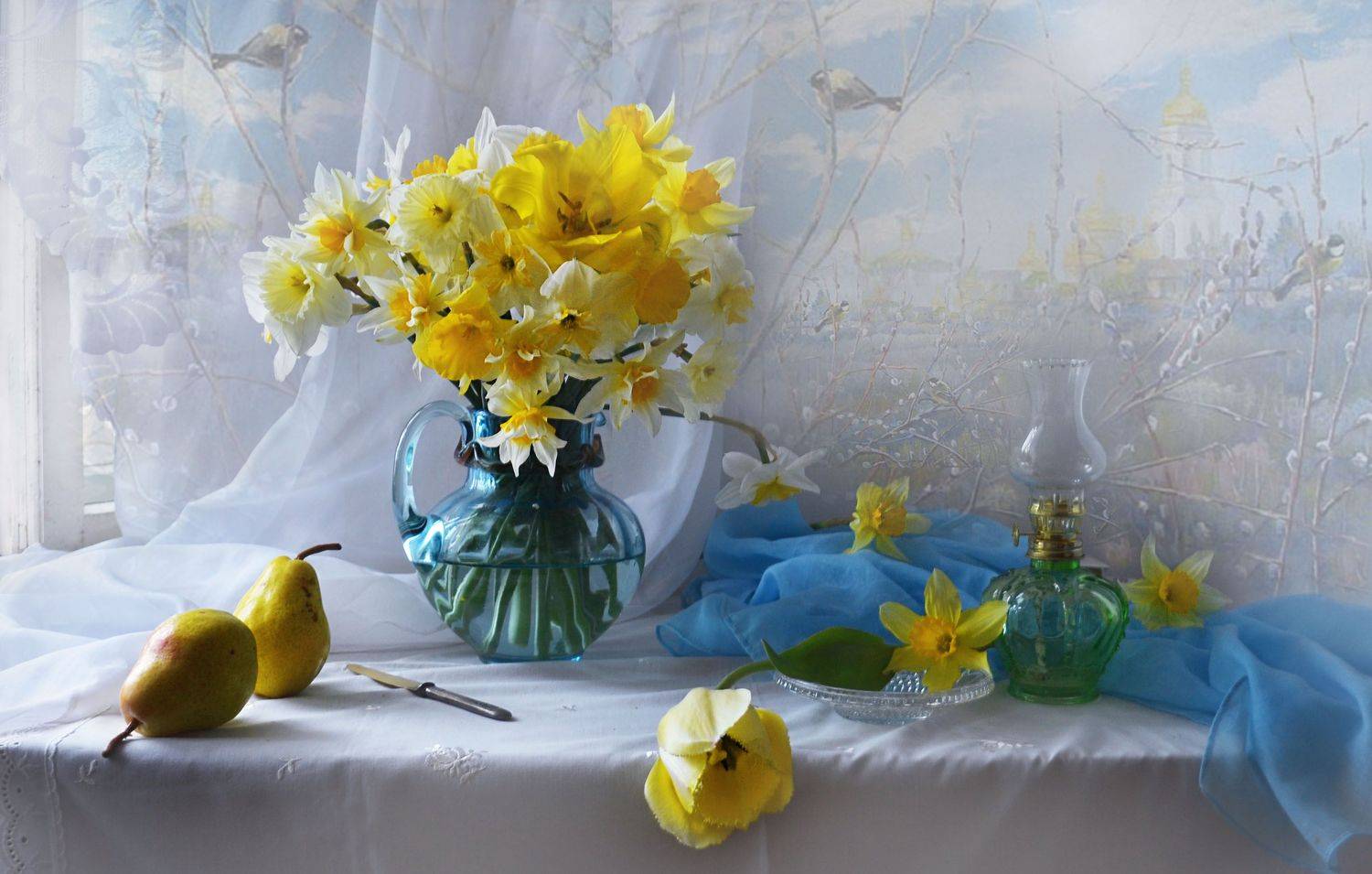 still life, натюрморт, цветы, фото натюрморт, весна, март,  цветы, нарциссы, керосиновая лампа, груши, Колова Валентина