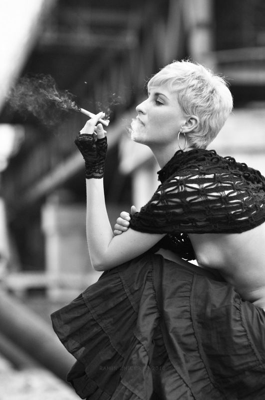 портрет, девушка, сигарета, чб, мост, блондинка Tabac Blond фото превью