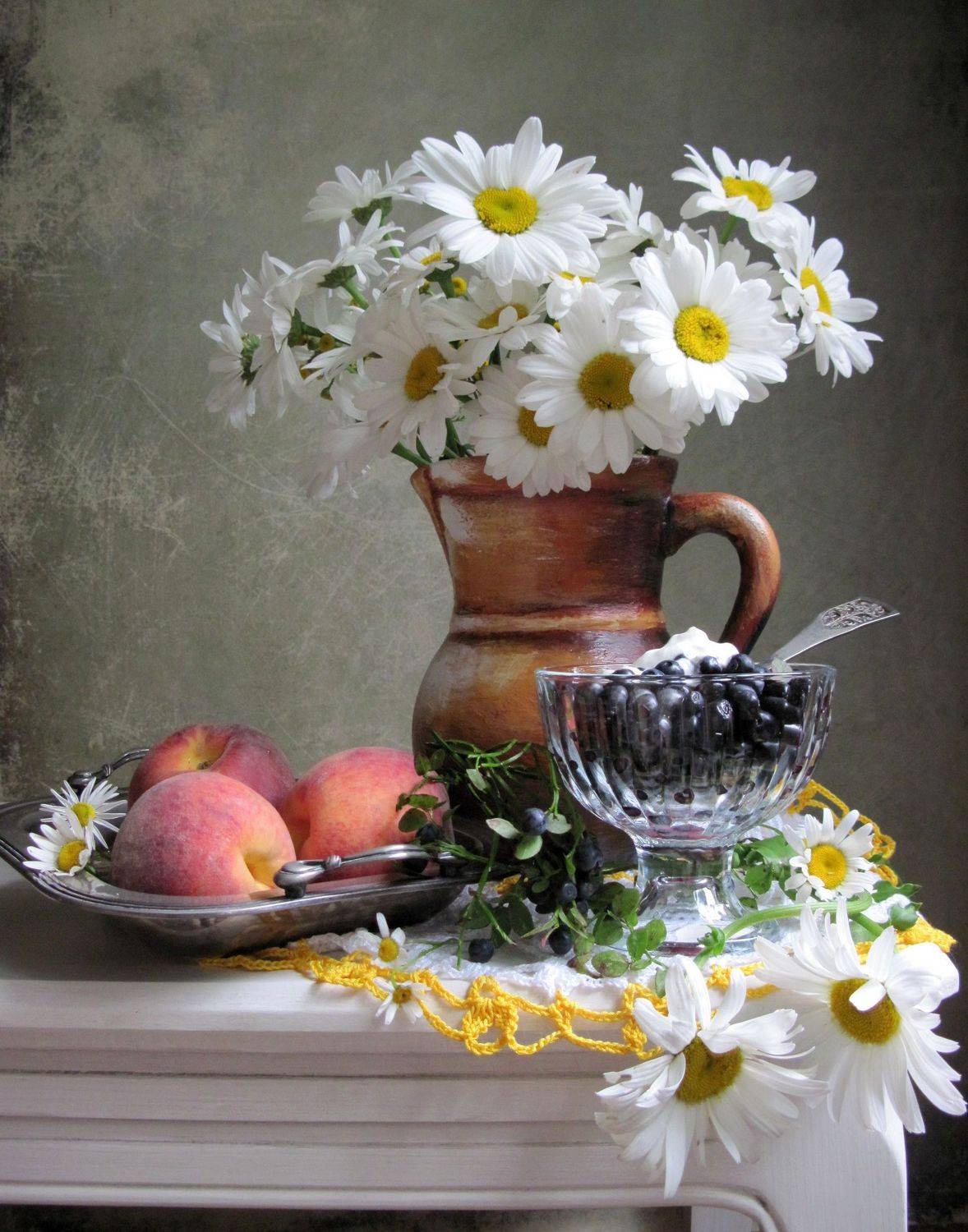 цветы, букет, ромашки, черника, персики, кувшин, креманка, поднос, салфетка, Наталия Тихомирова