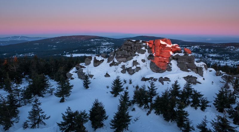 First light hitting the rock фото превью