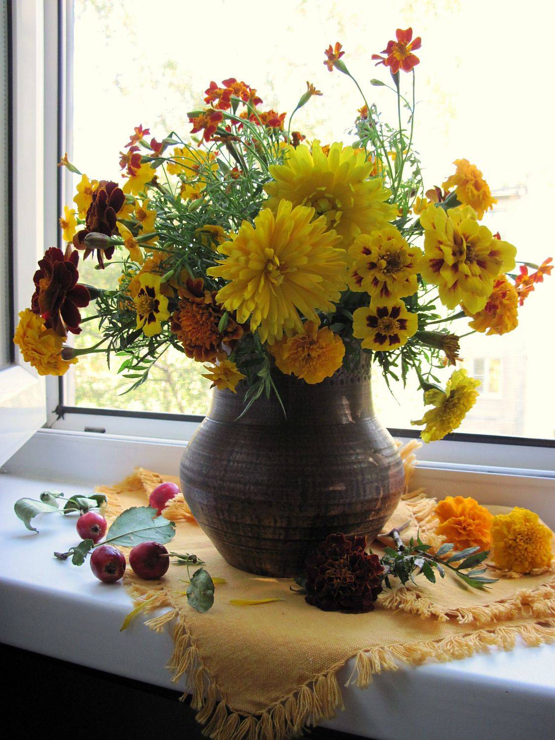 цветы, букет, бархатцы, ноготки, календула, желтый цвет, кувшин, салфетка, Наталия Тихомирова