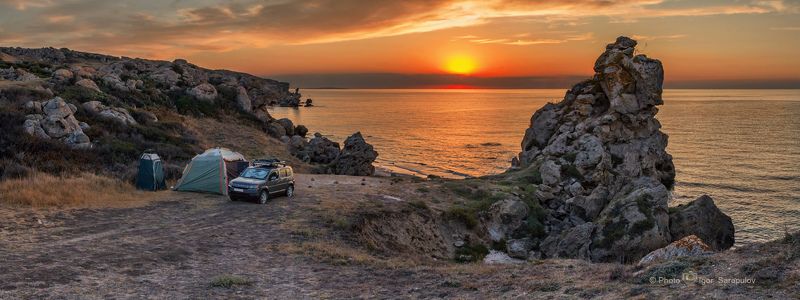 шатёр, хонда, солнце, скалы, путешествия,  путешествие на автомобиле, автокемпинг, honda crossroad, правый руль, побережье, дикий пляж, пейзаж, панорама, палатка,  небеса, море, лето, крым,  закат,  дикий отдых, Вечерний автокемпинг на морском берегу фото превью