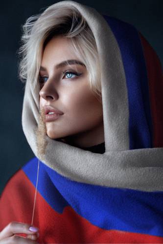 Русская девушка и сербский флаг