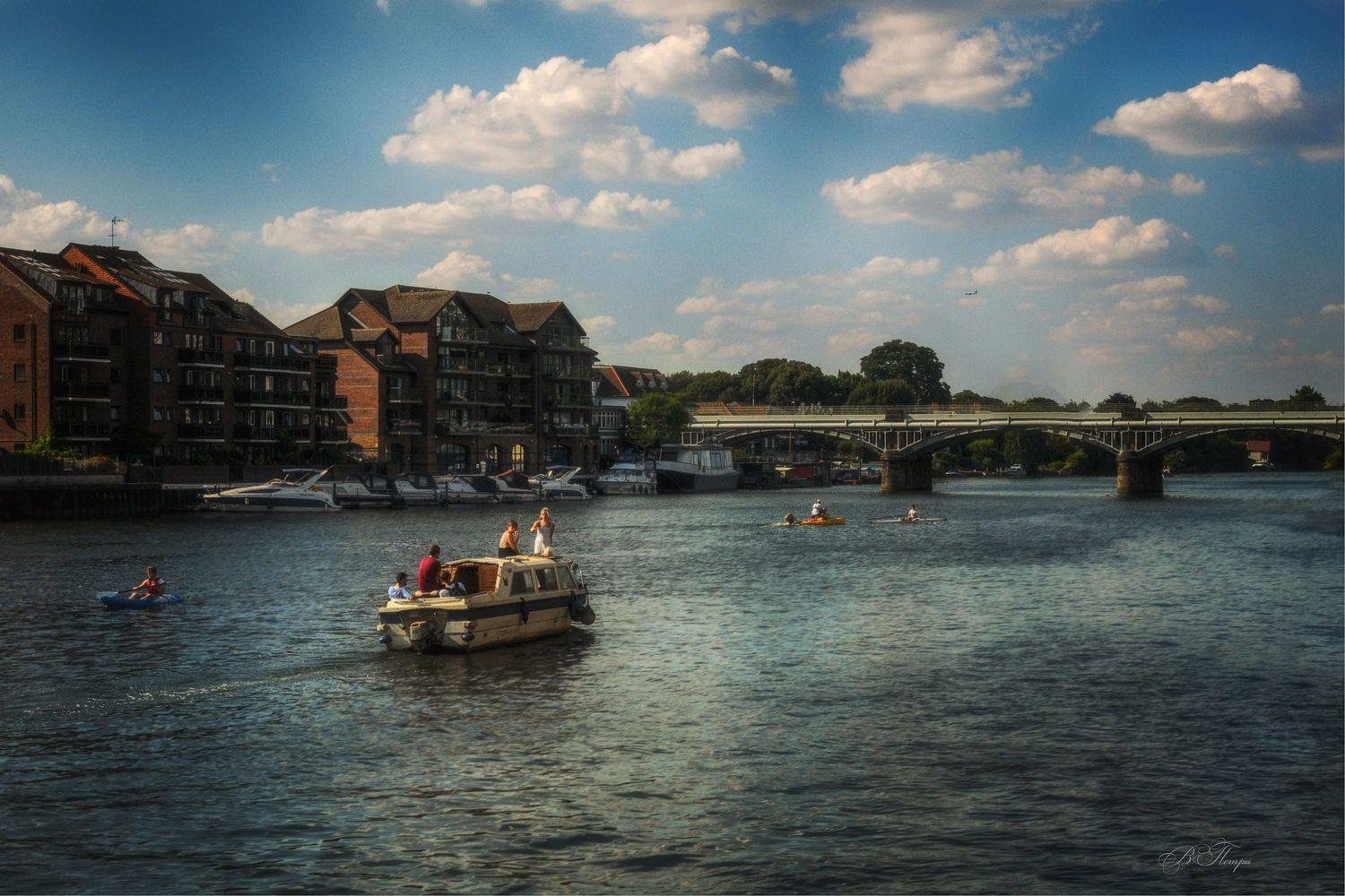 река катер люди мост, Вера Петри