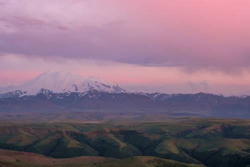 Эльбрус в закатной дымке...