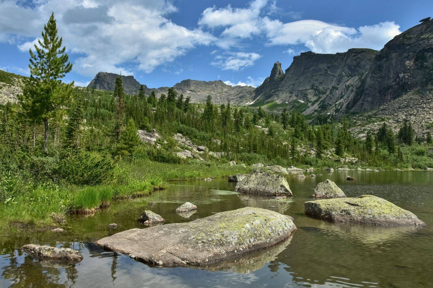 россия, западные саяны, хребет ергаки, спящий саян, лето, озеро радужное, камни, ели, горы, Холзаков Вячеслав